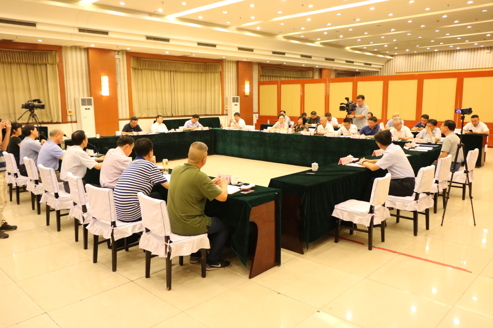 >周翔帶領我院教職工觀看話劇《紅旗渠》