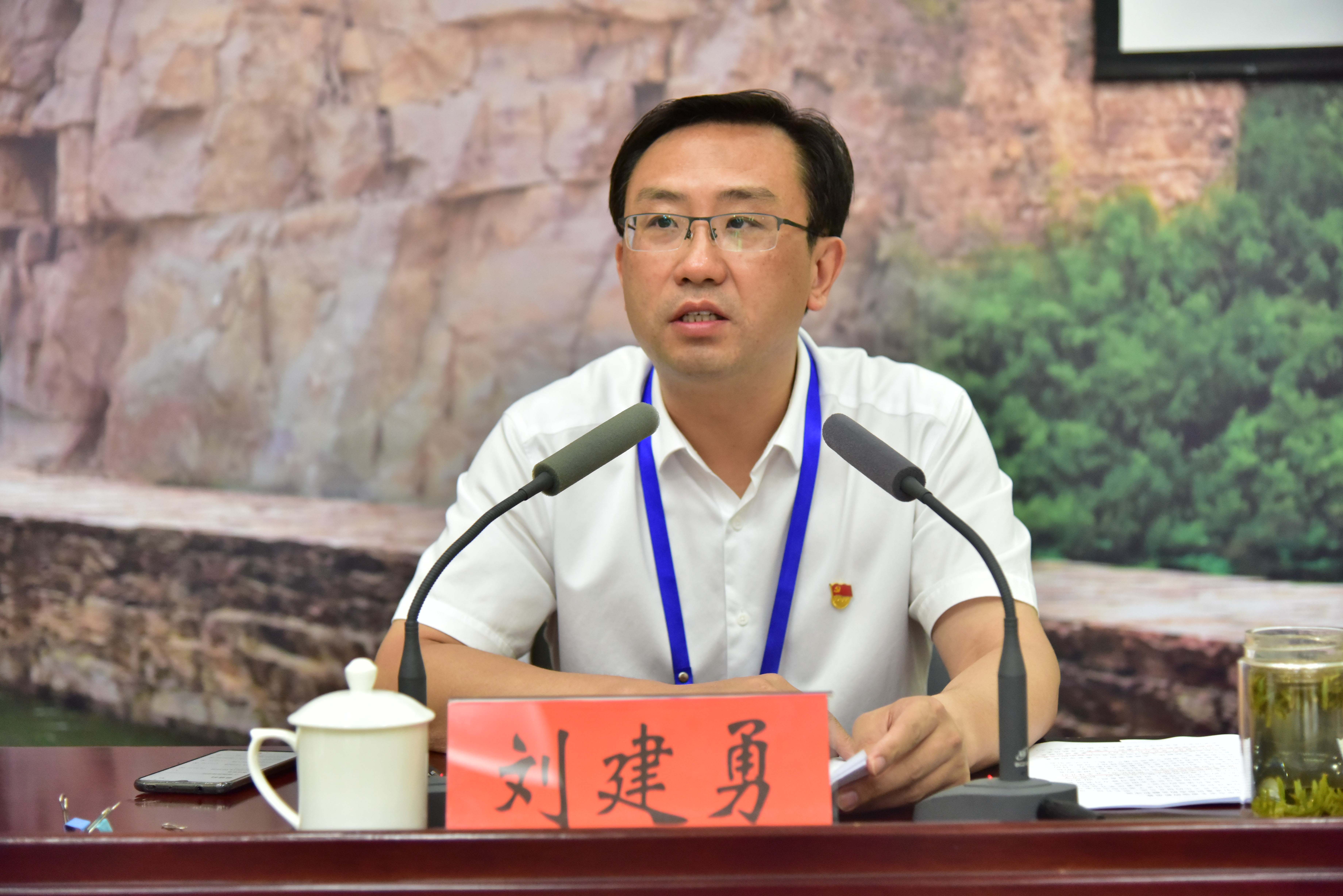 >劉建勇為學(xué)院黨員上“七一”專題黨課