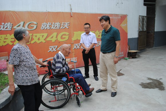 >學(xué)院領(lǐng)導(dǎo)走訪慰問困難黨員和老黨員