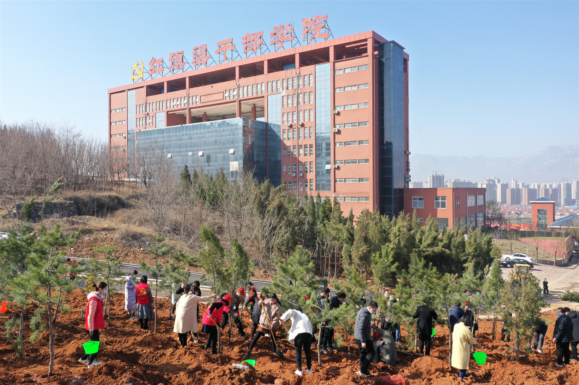 >紅旗渠干部學(xué)院開展“我為紅院添綠色”主題黨日活動