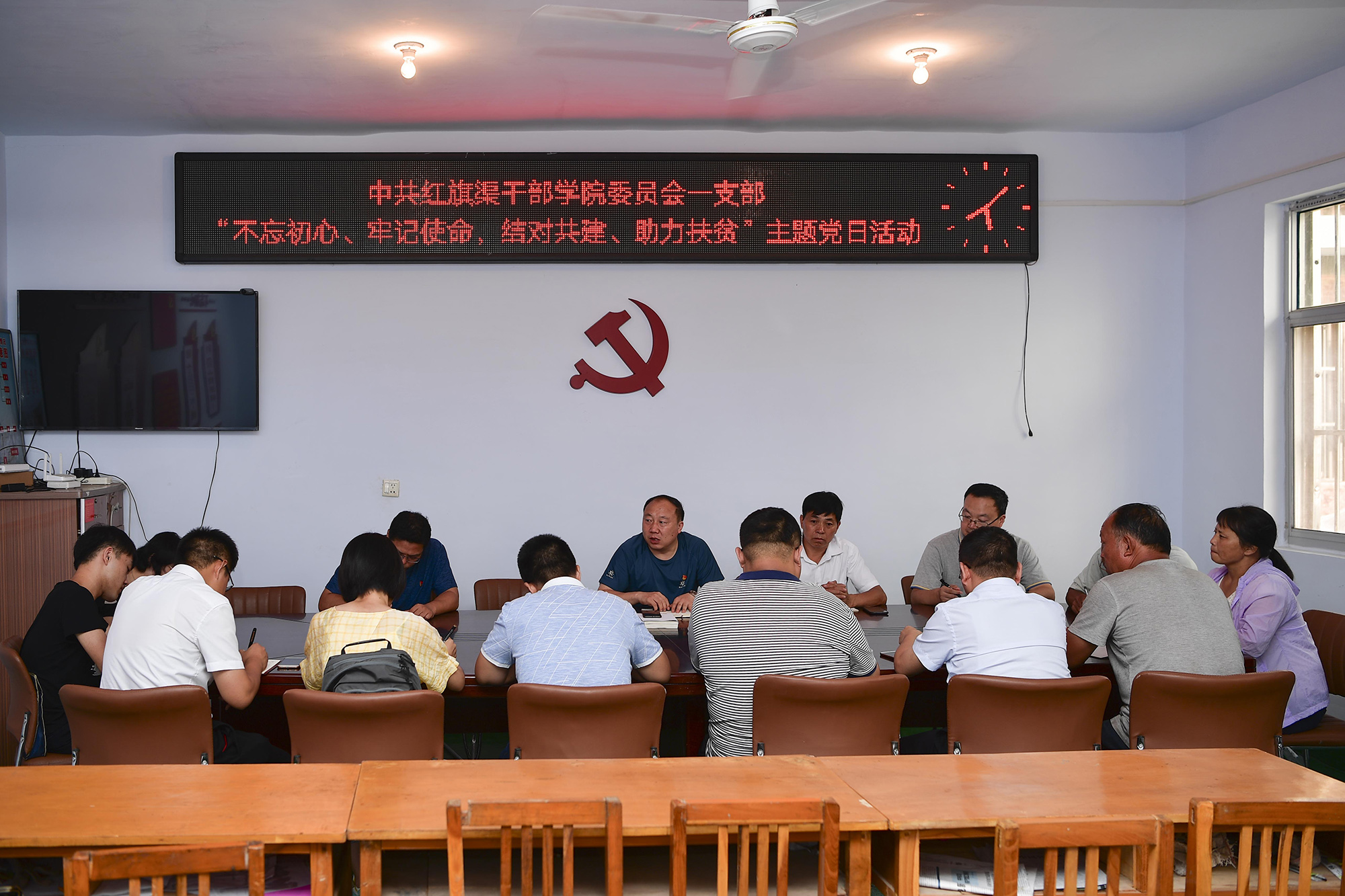 >“不忘初心、牢記使命，結(jié)對共建、助力扶貧” 第一支部到石板巖鎮(zhèn)馬鞍垴村開展主題黨日活動