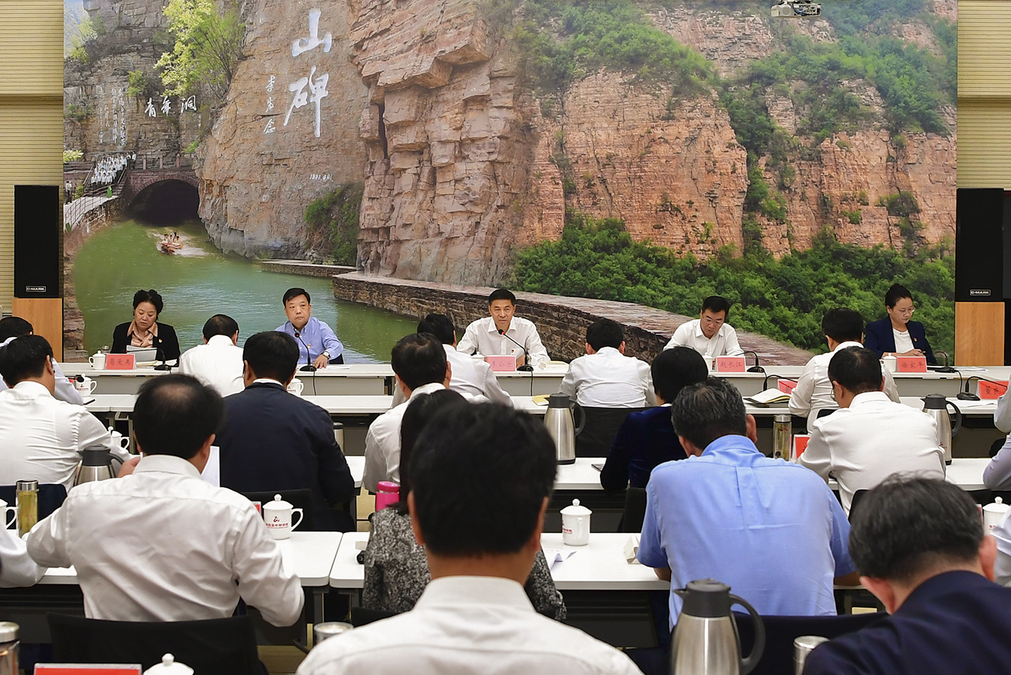 >安陽市委理論學(xué)習(xí)中心組開展“不忘初心、牢記使命”主題教育第一次集中學(xué)習(xí)研討