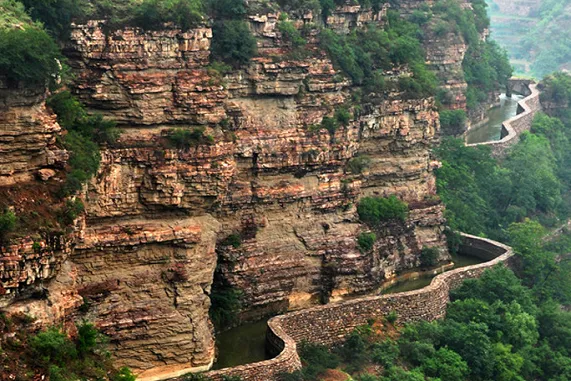 >青年人參觀紅旗渠精神展