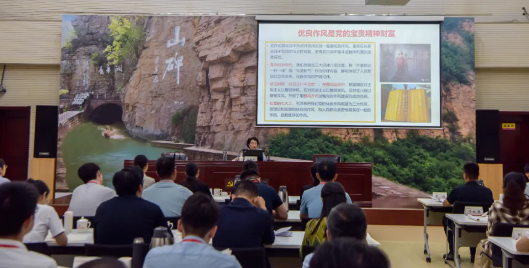 >中央編辦年輕干部黨性黨風(fēng)黨紀(jì)教育培訓(xùn)班在我院舉辦