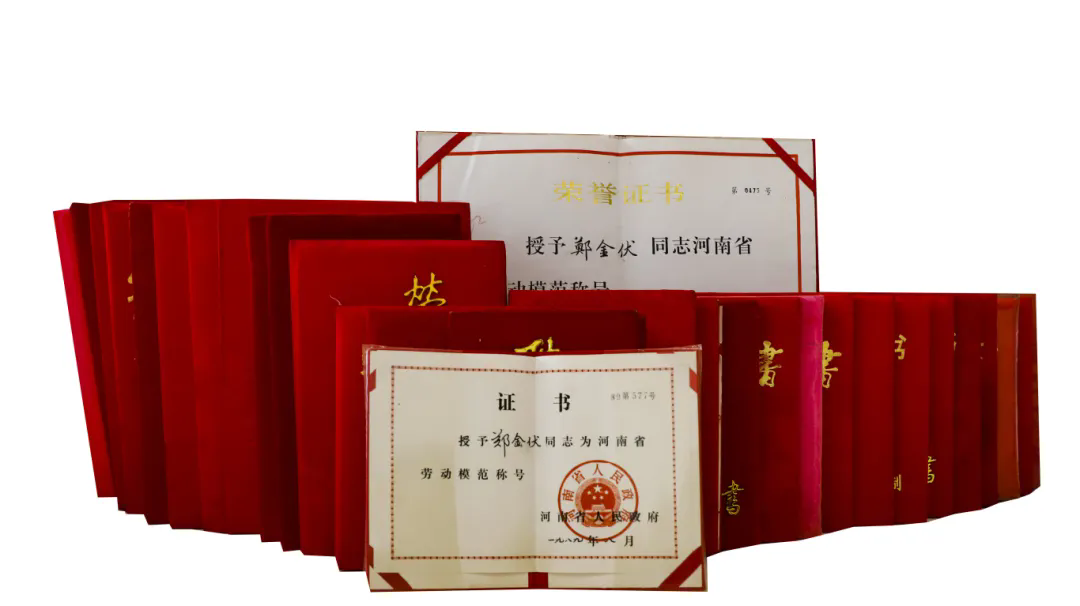 >兩度獲省勞模！林州市合澗鎮(zhèn)鄭金伏遺物入藏河南紅旗渠干部學院