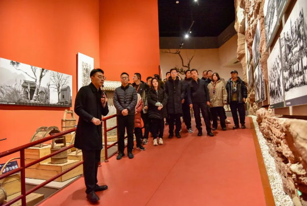 >黨校礪劍擔(dān)使命 中原逐夢(mèng)建新功—中共河南省委黨校2025年秋季學(xué)期中青年干部培訓(xùn)一班在我院舉辦